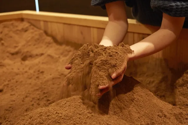 ひのきパウダーと50種類以上の酵素による自然発酵の熱を利用した酵素風呂